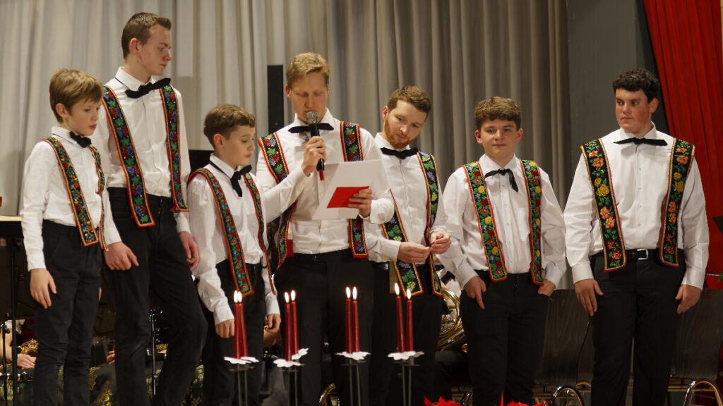 Jungmusikerleistungsabzeichen Moritz Kostenbader, Josepf Maier, die BJ-Vorsitzenden Simon Lickert und Jonas Lindinger, Johannes Wisser, Noah Strecker (Silber)