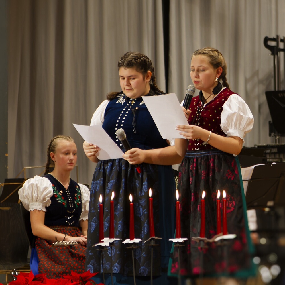 Die Moderatorinnen der Bläserjugend, Amalia und Viktoria