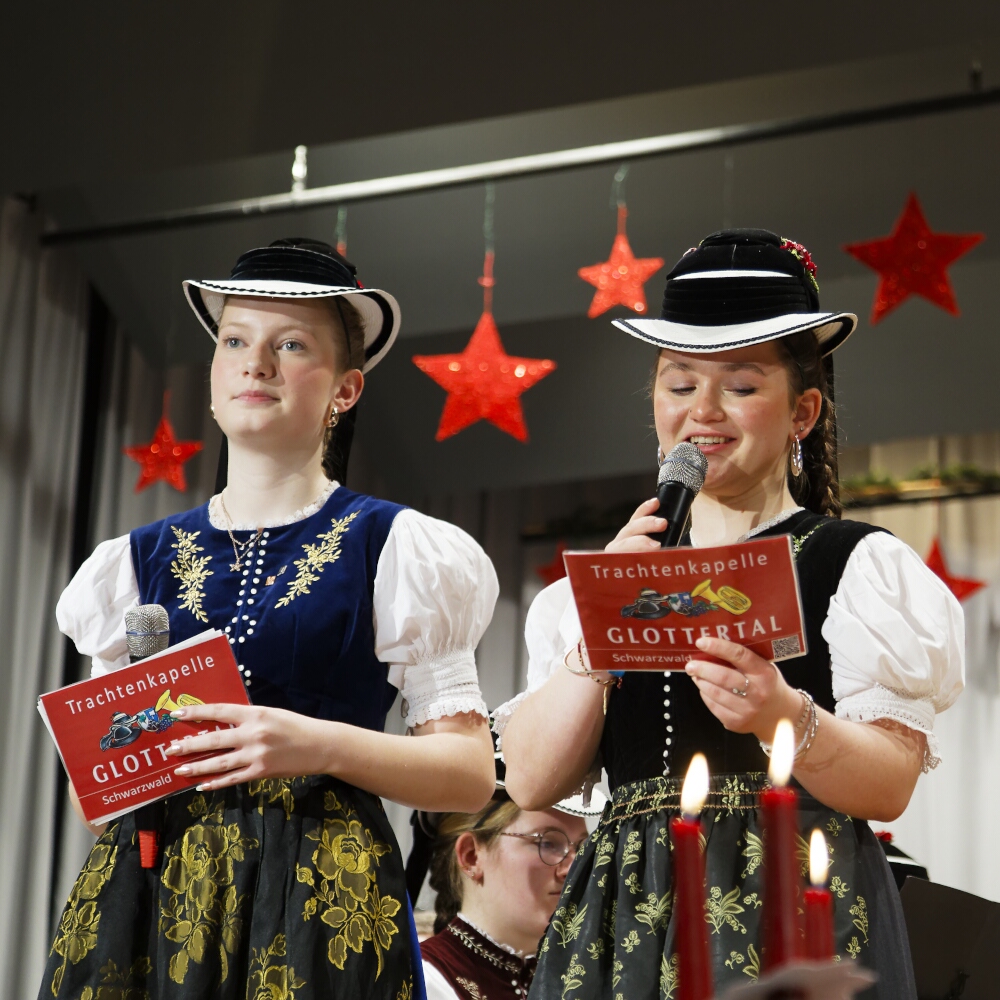 Ida und Eva-Maria führen durch das Programm des Großen Orchesters.