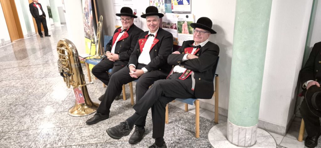 ... im Landratsamt ist es angenehmer als draußen im Regen