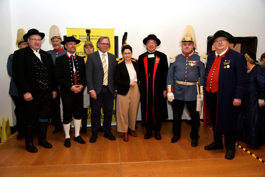 Landrat, Regierungspräsident und Justizministerin Marion Gentges umrahmt vom BHV Foto: Horst Dauenhauer