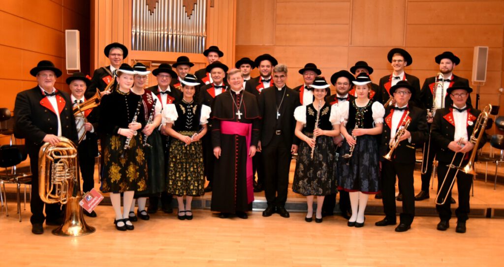 Gruppenbild mit Erzbischof - es war uns eine Ehre Foto: Horst Dauenhauer