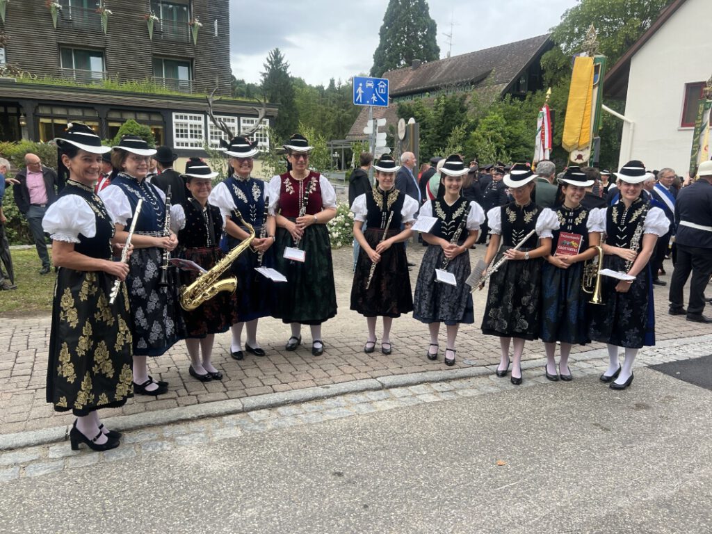 Die Damen sammeln sich vor der Prozession