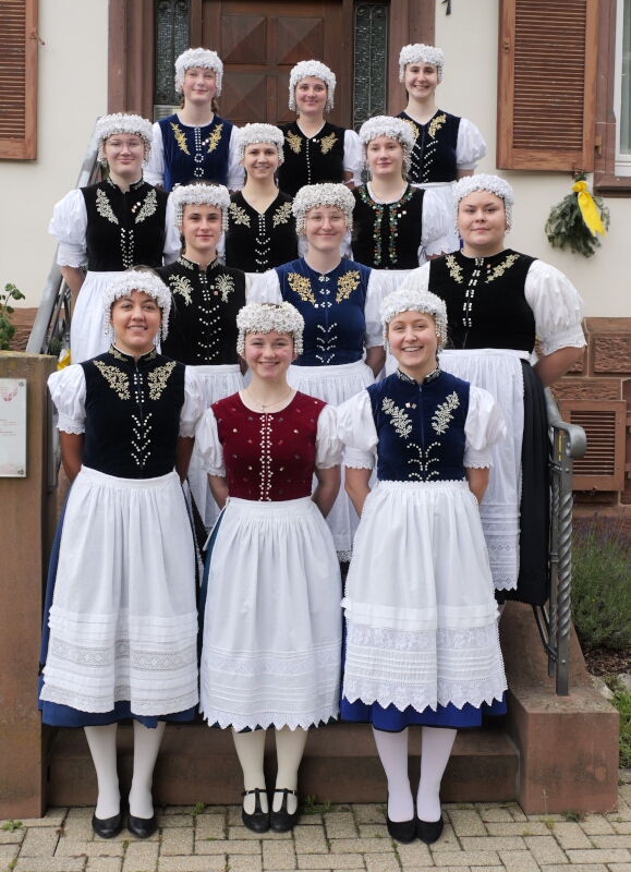 Hier noch einmal ohne Fahne und ohne Statue, mit Rollenkranz und weißer Schürze, wie es sich gehört.