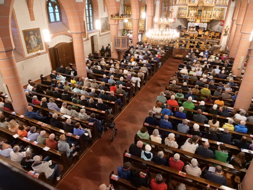 Die Kirche ist gut gefüllt.