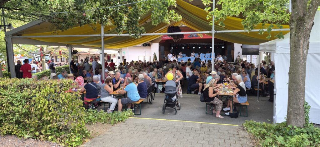 Der Platz füllt sich