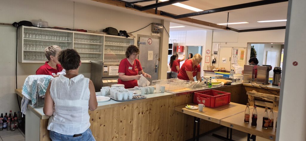 Auch das Kaffeegeschirr will gespült werden