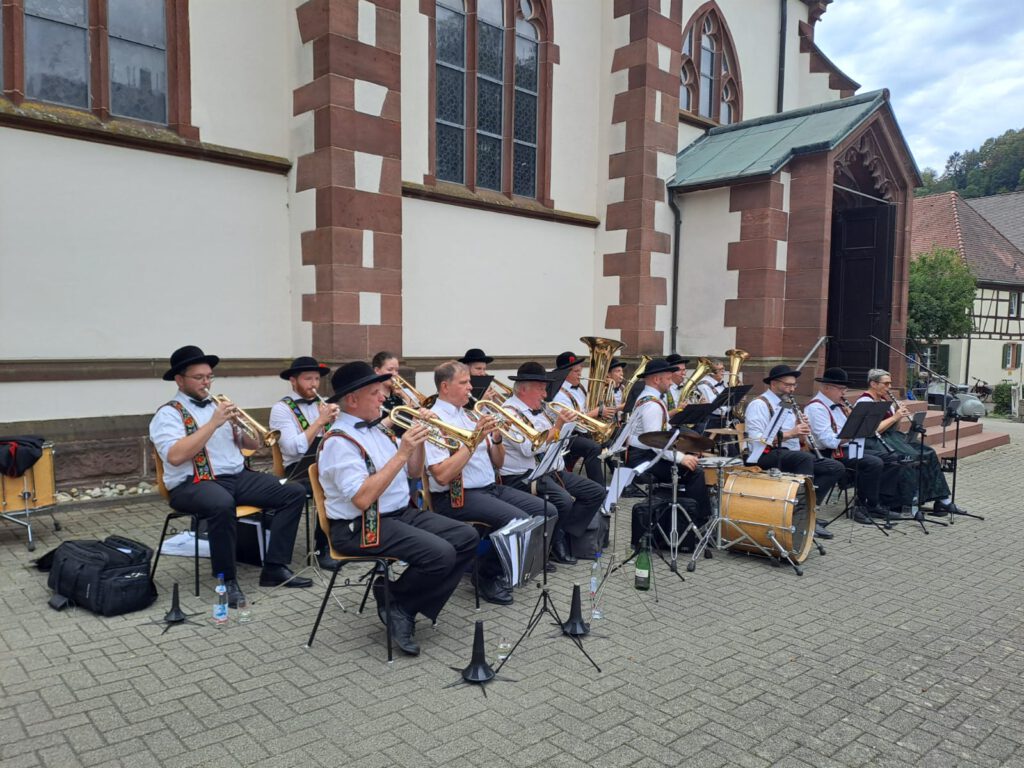 Nach der Akkordeon-Trachtengruppe spielen die Glottertäler Musikanten