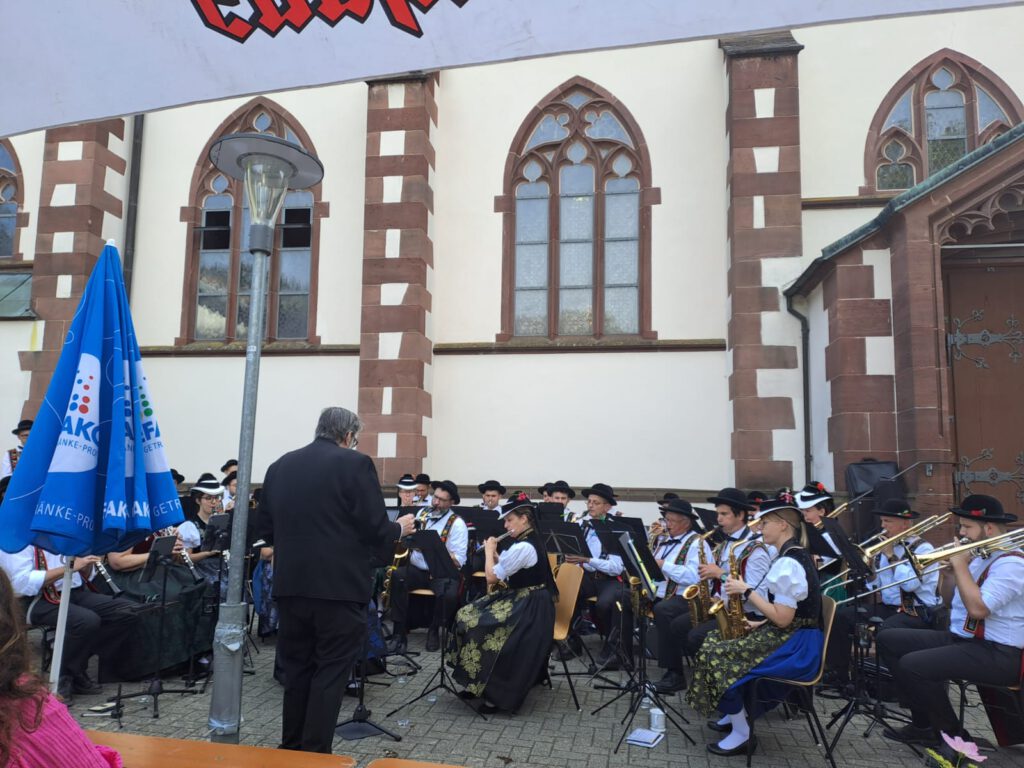 Das Große Orchester eröffnet das Pfarrfest musikalisch.