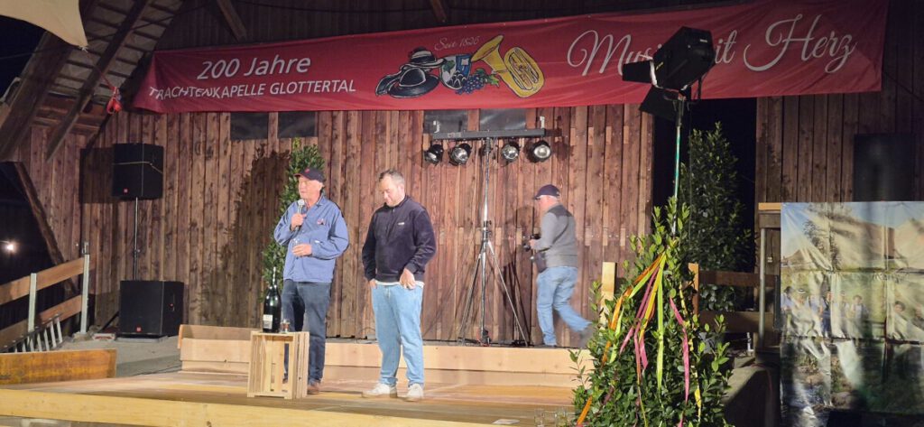 Der "Rote Bur" bringt den Wein in "kleinen Flaschen" für die Musiker-Schorle