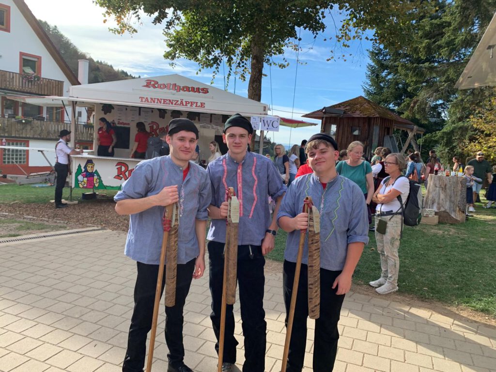 Unsere junge Brauchtumsgruppe, 2x Sebastian und Johannes