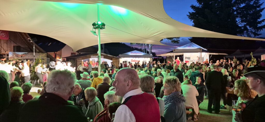 Samstagabend, der Festplatz ist voll