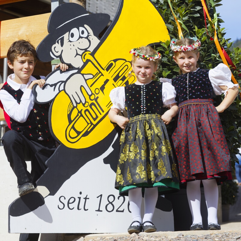 Unser Seppli mit den Trachtenkindern