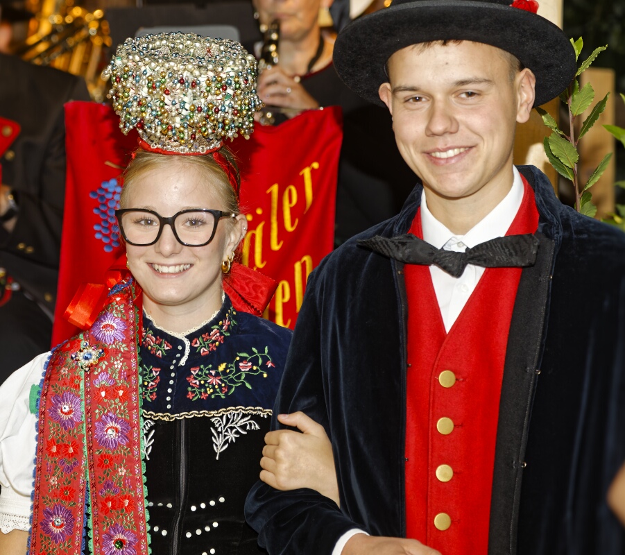 "D'Hochziter" Clara mit Scheppel und Jakob mit dem samtenen Gehrock