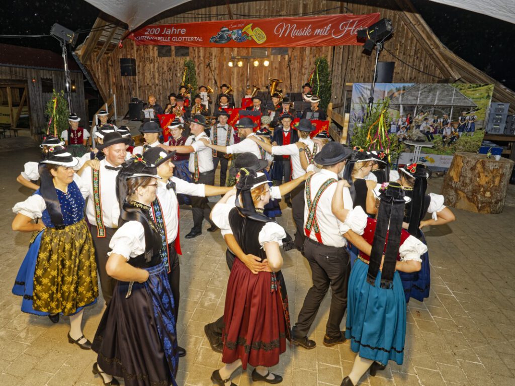 Unsere Trachtengruppe begleitet von den Glottertäler Musikanten